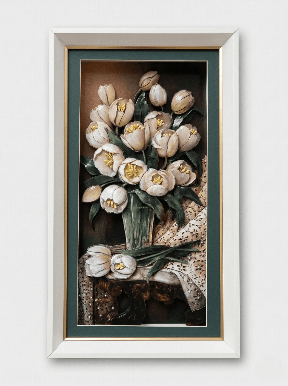 3 Boyutlu Rölyef Tablo: Vazoda Beyaz Laleler ve Dantel Zarafeti